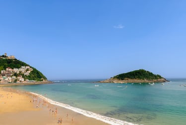 🌅 La Playa de Ondarreta, ubicada en San Sebastián, es un rincón ideal para disfrutar en familia. Resguardada por el Monte Igeldo y junto al Palacio Miramar, esta playa de arena dorada ofrece más de medio kilómetro de tranquilidad y ocio. Su ambiente es más relajado que el de otras playas de la ciudad, lo que la convierte en una opción perfecta para quienes buscan descansar o practicar deportes como voleibol, fútbol o piragüismo.

Además, cuenta con servicios completos: duchas, vestuarios, alquiler de toldos y zonas infantiles. Desde su paseo marítimo puedes llegar al icónico Peine del Viento, mientras disfrutas de vistas espectaculares a la Bahía de La Concha. Un lugar que combina naturaleza, historia y diversión.