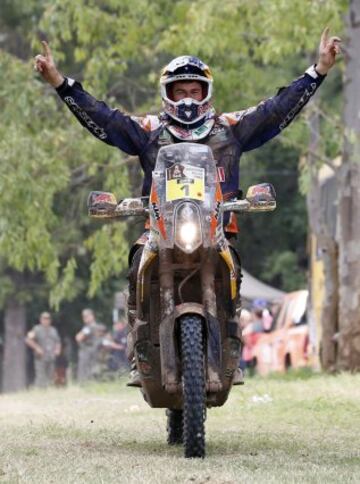 El piloto español Marc Coma del equipo Red Bull KTM Factory Rally celebra con su equipo la victoria en el Dakar 2015 al término de la última etapa de apenas 174 kilómetros entre Rosario y Buenos Aires. Coma (KTM) consiguió hoy su quinta corona del Dakar al finalizar primero en esta séptima edición sudamericana.