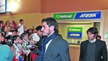 <b>ÍDOLO EN PAMPLONA. </b>Casillas fue de los más aclamados a la llegada multitudinaria al aeropuerto.