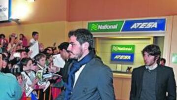 <b>ÍDOLO EN PAMPLONA. </b>Casillas fue de los más aclamados a la llegada multitudinaria al aeropuerto.