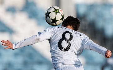 De Llanos hace el 2-0 contra el Dortmund, en dieciseisavos de la Youth League, de cabeza.