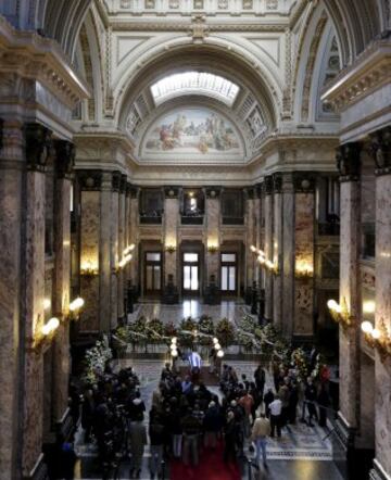 Imagen de la capilla ardiente en el Palacio Legislativo de Montevideo con el féretro de Alcides Ghiggia.