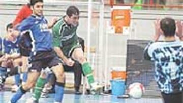 <b>DERBY ESPAÑOL. </b>Ataque del Interviú ante la defensa del Playas.