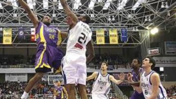 <b>INTIMIDACIÓN. </b>Fischer trata de obstaculizar a Robinson en plena penetración del alero del Blancos de Rueda Valladolid.
