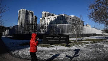 A woman passes by the closed US embassy in Kyiv, on February 15, 2022. - American citizens have already been urged to leave Ukraine, with the West accusing Russia of sending more than 100,000 soldiers to encircle the former Soviet state. (Photo by Aris Me