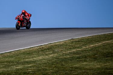 Pecco ganó 2 posiciones y ganó la primera carrera al sprint en la historia de MotoGP.