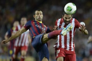 Mascherano y Arda Turan.