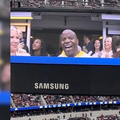 The hilarious moment Terry Crews sang “1000 Miles” at Rams game