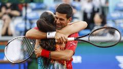 Djokovic abraza a Jankovic en un partido de exhibici&oacute;n.