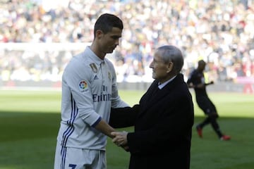 Cristiano Ronaldo saluda a Raymond Kopa en los prolegómenos del partido contra el Granada.