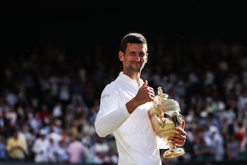 El tenista serbio, Novak Djokovic, celebrando su séptimo Wibledom y su 21º Grand Slam, tras vencer en la final a Kyrgios.