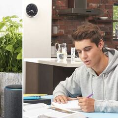 Echo Wall Clock: así es el reloj analógico de pared con Alexa y temporizador incluido