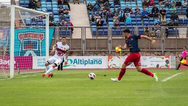 La emotiva historia del nuevo goleador de Chile: “Mi mamá vendía comida en los partidos”