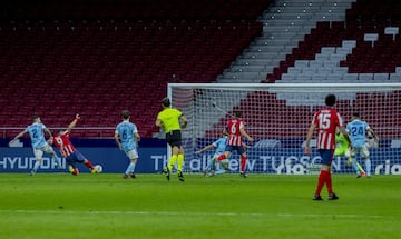 1-1. Luis Suárez, con su primer gol, empataba el partido.