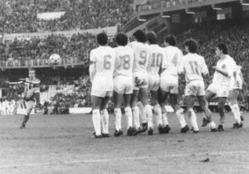 Marina con el Atlético de Madrid, lanzando una falta sobre la barrera del Valencia.