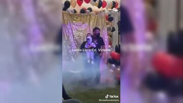 Le hacen una fiesta de cumpleaños al estilo lucha libre a un niño