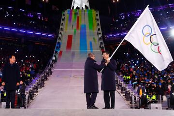 Futurista y colorida ceremonia de clausura de los Juegos Olímpicos de Invierno disputados en PyeongChang (Corea del Sur). En la foto, el Presidente del Comité Olímpico Internacional, Thomas Bach, entrega la bandera olímpica al alcalde de Pekín, Chen Jinin