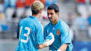 Asenjo, en un cambio con De Gea.