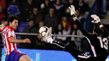 <b>ATENTO. </b>Diego López saca el balón que había tocado Agüero, a pase de Reyes, en una de las primeras y más claras ocasiones de gol del Atlético.