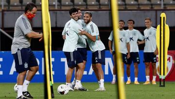 Los jugadores de la selecci&oacute;n espa&ntilde;ola Sub 21 de f&uacute;tbol durante una sesi&oacute;n de entrenamiento de ayer. 