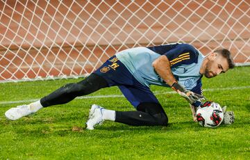 Unai Simón realiza ejercicios con balón.