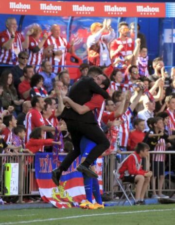 Godín celebra con Simeone, el gol marcado por Saúl Ñíguez.