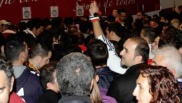<b>DE MADRUGADA. </b>Colas en las taquillas del Pizju¨¢n al finalizar el partido ante el Barcelona,