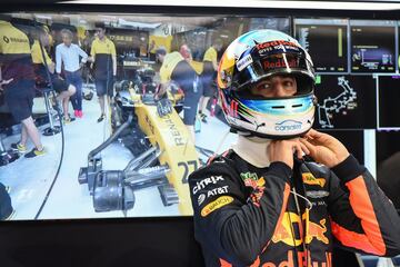 Daniel Ricciardo colocándose el casco antes de la clasificación. 