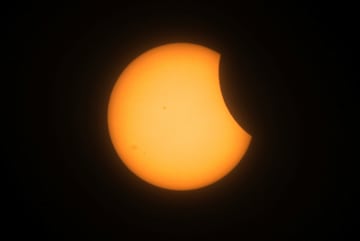 Vista del inicio del eclipse solar desde Mazatlán, México.