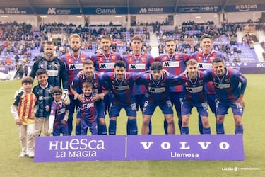 La camiseta está inspirada en la temporada 1995/1996 de la SD Huesca, una etapa marcada por el reciente ascenso a Segunda B y por la lucha del equipo por consolidarse en la categoría. Aquella campaña puso a prueba al club, que respondió compitiendo hasta la última jornada para lograr la permanencia.