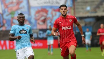 Joseph Aidoo corre junto a Rafa Mir durante el partido entre el Celta y el Sevilla.