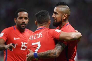 Chile's forward Alexis Sanchez (C) is congratulated by Chile's midfielder Arturo Vidal (R) and Chile's defender Jean Beausejour after scoring a goal during the 2017 Confederations Cup group B football match between Germany and Chile at the Kazan Arena Stadium in Kazan on June 22, 2017. / AFP PHOTO / FRANCK FIFE