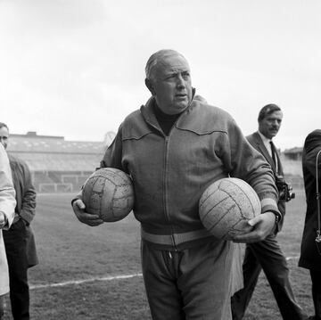 No estuvo mucho tiempo en el Atlético, únicamente una temporada, pero Domingo Balmanya, natural de Gerona, hizo historia en el club madrileño, pues se llevó el título liguero de la campaña 1965-66 (quinta Liga rojiblanca). Como entrenador hizo carrera en muchos equipos, pues entrenó a una infinidad de clubes, entre ellos a Zaragoza, Oviedo, Valencia, Betis... Con el Atlético fue campeón esa temporada, un ejercicio muy importante para un equipo que no ganaba el título desde la temporada 50-51. Fueron los años de dominio del Real Madrid de Di Stéfano y Balmanya rompió esa hegemonía. Ese Atlético que se gestaba dio posteriomente más alegrías a sus aficionados. El 3 de abril de 1966 el Atlético formó con Madinabeytia; Colo, Griffa, Rivilla; Adelardo, Glaría; Ufarte, Luis, Mendonça, Jones y Collar. 