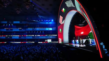 Soccer Football - FIFA World Cup 2026 - FIFA World Cup 2026 Draw - John F. Kennedy Center for the Performing Arts, Washington, D.C., U.S. - December 5, 2025 Draw Assistant Wayne Gretzky draws out Jordan during the FIFA World Cup 2026 Draw Pool via REUTERS/Jia Haocheng