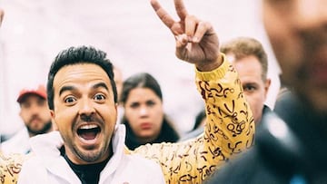 Luis Fonsi muy sonriente haciendo la se&ntilde;al de la victoria con su mano.