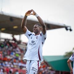 El Bayer Leverkusen toma ventaja por Kofane