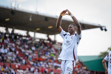 
La irrupción futbolística de Kofane en Albacete ha sido meteórica. El delantero camerunés llegó al club para jugar en el Juvenil, pero pronto llamó la atención de Alberto González que le dio la oportunidad en el primer equipo. El león soltó sus garras y golpeó con ocho zarpazos en forma de goles en sus 20 primeros partidos en el fútbol profesional. Un delantero que asocia un buen juego de pies, visión de juego y eficacia de cara a portería. El Bayer Leverkusen ha puesto sus ojos en él y planea pagar los 5 millones de euros que tiene de cláusula.
