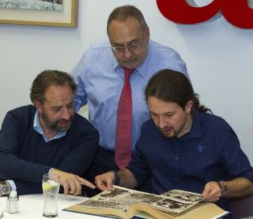 Pablo Iglesias durante la comida en el Diario AS con Alfredo Relaño y Juan Cantón.