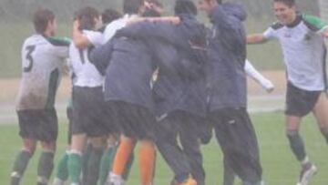 <b>MAL DÍA. </b>El Racing B se entrenó con fuerte viento y lluvia.