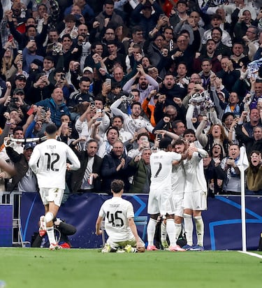 1-0. Federico Valverde celebra el primer tanto con sus compañeros.