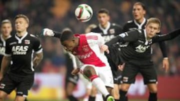 El jugador del Ajax Riechedly Bazoer disputa el bal&oacute;n con Aron Johansson del AZ Alkmaar.