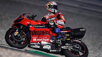 Dovizioso con la Ducati en los test de Qatar.