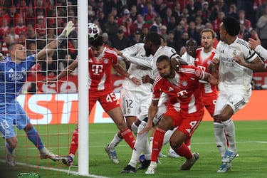 1-1. Error de Andriy Lunin en el córner que lanza Joshua Kimmich. El portero del Real Madrid no mide bien la salida, se mete debajo de su portería y Aleksandar Pavlovic remata a placer libre de marca.