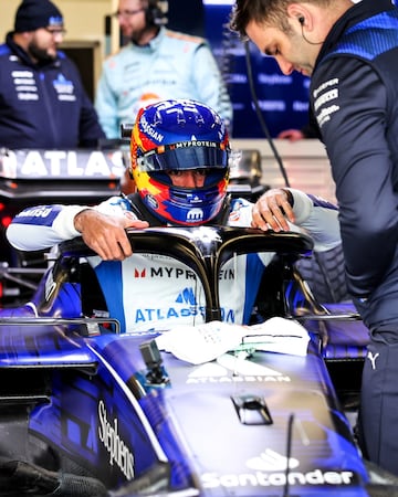 Carlos Sainz entrando a su nuevo monoplaza, el Williams FW47.