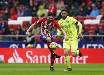 Koke controla el balón.