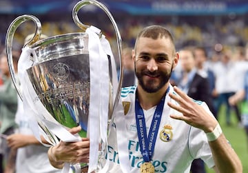 Una de las etapas más gloriosas de la historia del Real Madrid no se entiende sin él. Ganar tres Champions League consecutivas es un hito que podría tardar décadas en volver a suceder. Benzema tuvo un papel protagonista en todas ellas, estando en el once titular en Milán, Lisboa y Kiev. En esta última, contra el Liverpool en Kiev, llegó su gran momento. Marcó un gol de ‘listo’ y jugó un partidazo, siendo clave para que el Madrid se llevase su duodécima orejona. En su palmarés cuenta con un total de 5 Champions.