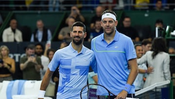 AME2553. BUENOS AIRES (ARGENTINA), 01/12/2024.- El serbio Novak Djokovic (i) y el argentino Juan Martín Del Potro posan este domingo, en el Estadio Parque Roca en Buenos Aires (Argentina). A los 36 años Juan Martín Del Potro tuvo su gran fiesta de despedida del tenis con un invitado de honor, Novak Djokovic, con el que protagonizó un emotivo encuentro de exhibición que siguieron unas 15.000 personas. EFE/ Matias Martin Campaya