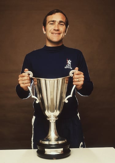 Ronald Edward Harris, popularmente Ron Harris, o más por su apodo: Chopper. Durísimo defensa que militó en el Chelsea a lo largo de dos décadas, desde los 60 hasta los 80, aunque en los años finales de su carrera actuó como defensa de contención, en un rol similar al de Makelele. Es el jugador que más veces ha defendido la camiseta ‘Blue’: 795 encuentros, siendo capitán desde 1966 hasta su marcha en 1980. Le siguen Peter Bonetti (729 encuentros) y John Terry (717 partidos).