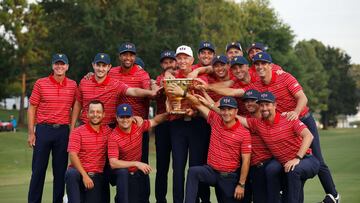 Steve Stricker, Patrick Cantlay, Tony Finau, Fred Couples, Cameron Young, Davis Love III, Scottie Scheffler, Collin Morikawa, Jordan Spieth, Justin Thomas, Max Homa, Billy Horschel, Xander Schauffele, Zach Johnson, Kevin Kisner, Sam Burns y Webb Simpson posan con el título de campeones de la Copa Presidentes,