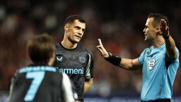 Guingamp (France), 23/10/2024.- Referee Ivan Kruzliak (R) speaks Granit Xhaka (L) of Leverkusen during the UEFA Champions League soccer match between Stade Brestois 29 and Bayer 04 Leverkusen, in Guingamp, France, 23 October 2024. (Liga de Campeones, Francia) EFE/EPA/YOAN VALAT